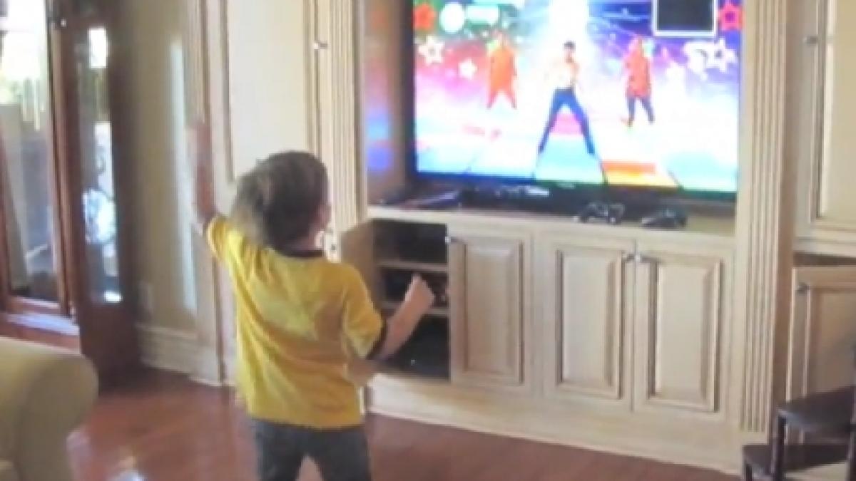 dans fiul lui britney spears se rupe in figuri pe o melodie ritmata are talent