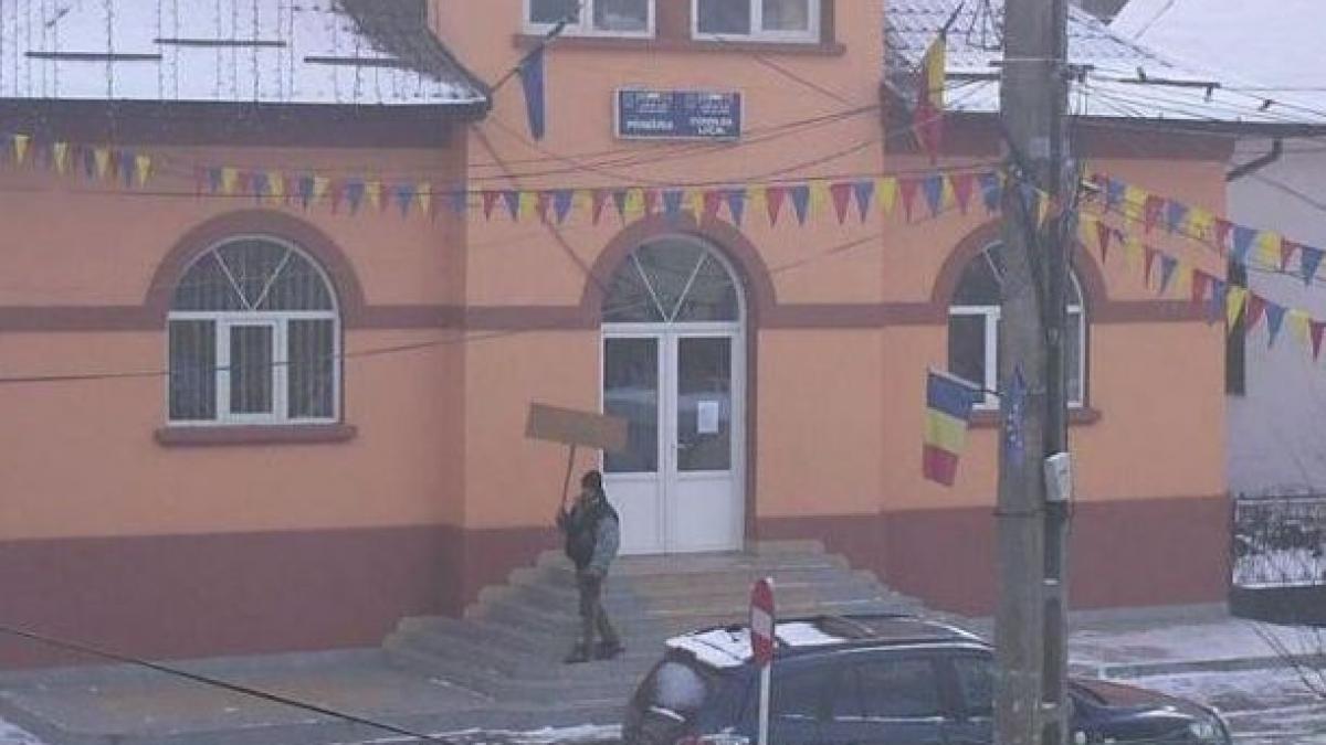 lupta singur impotriva sistemului el este protestatarul solitar din baia de aries