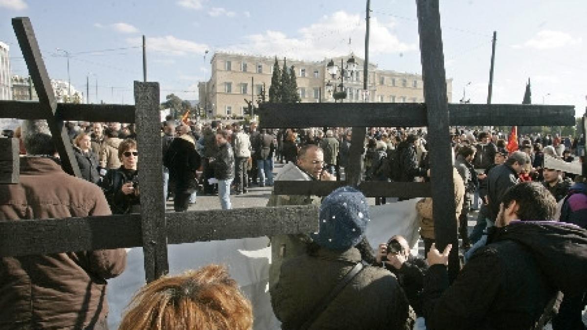 mii de oameni demonstreaza la atena afara ue fmi guvernantii vand grecia imping tara in prapastie
