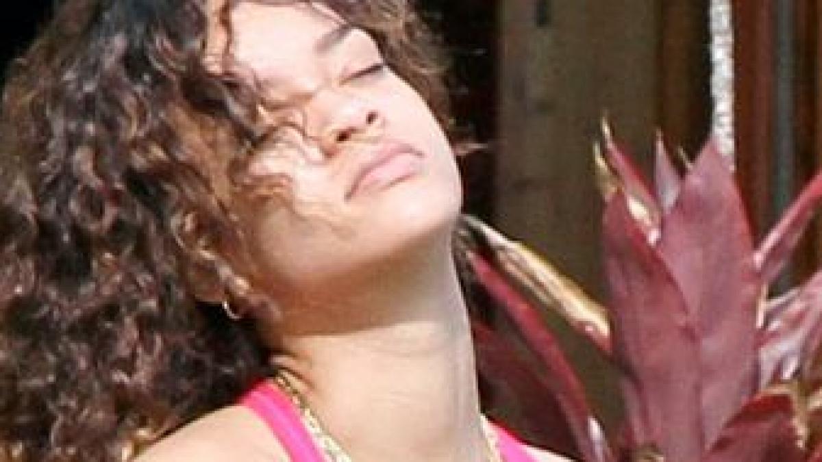 nerecomandat minorilor rihanna satisfacuta chiar in curtea casei imaginea pe care o va regreta