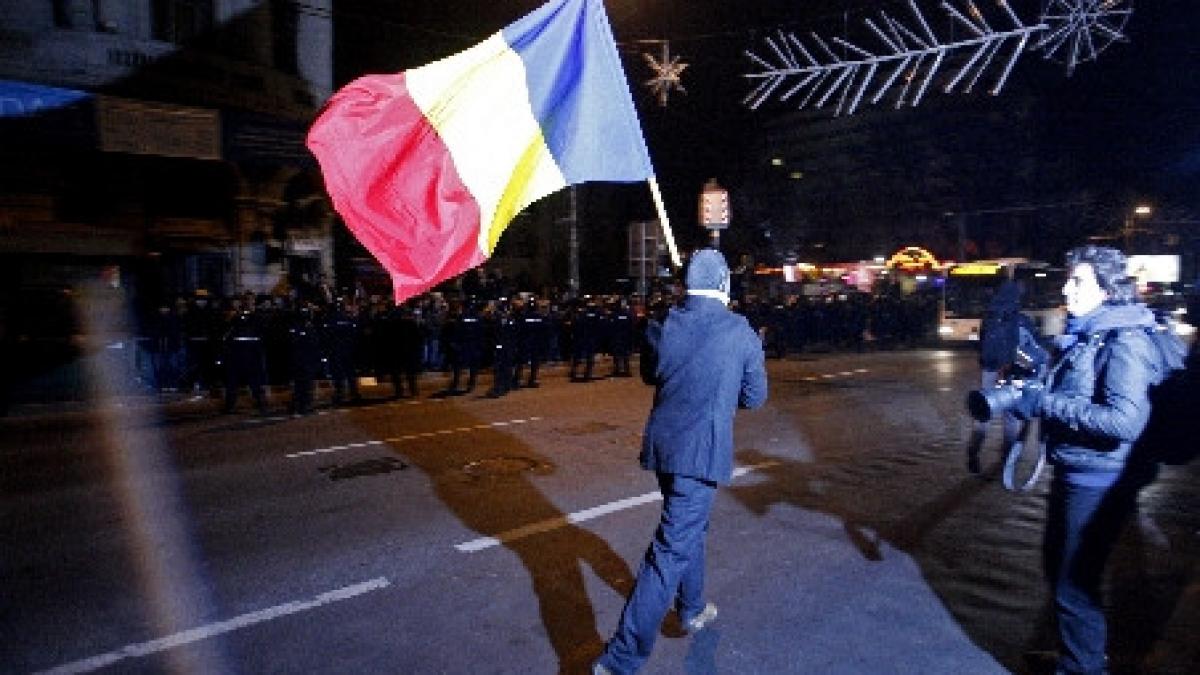 protestul de la brasov s a incheiat dupa doua ore 300 de persoane au ars fotografii cu basescu boc