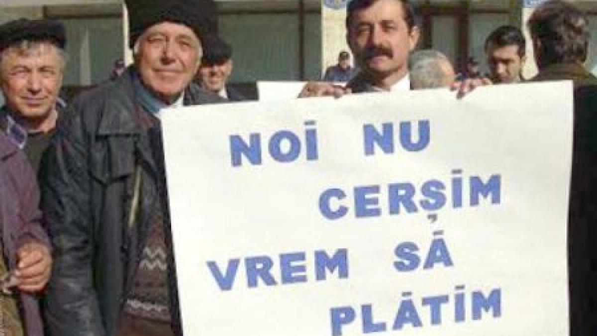 romanii stau la cozi ca sa dea bani pensionarii cei mai constiinciosi la plata taxelor
