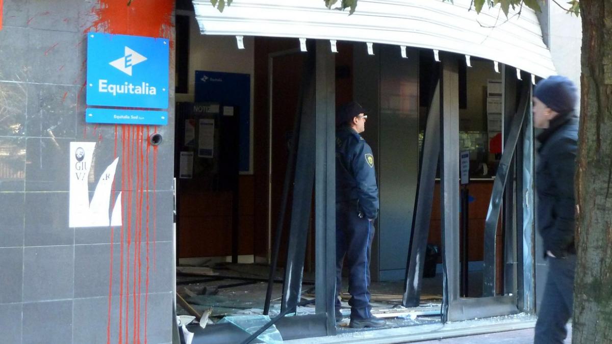 trei dispozitive au explodat in fata unei agentii fiscale din italia