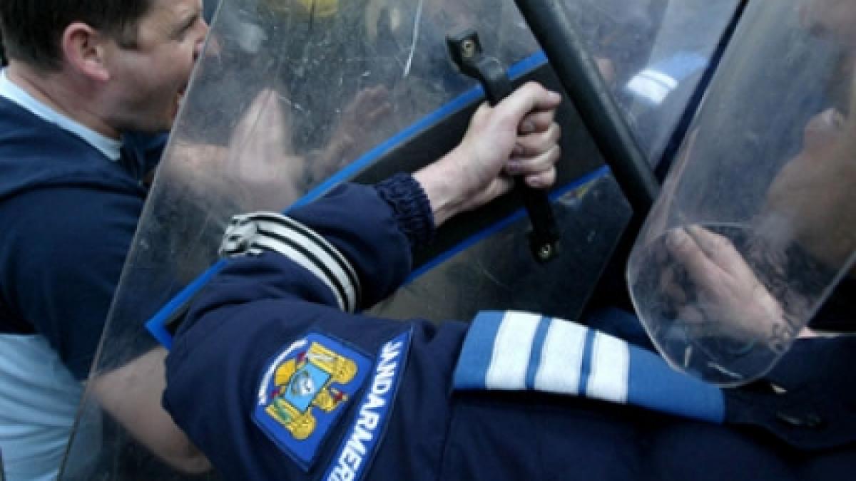 un manifestant a fost retinut pentru distrugere si ultraj contra bunelor moravuri