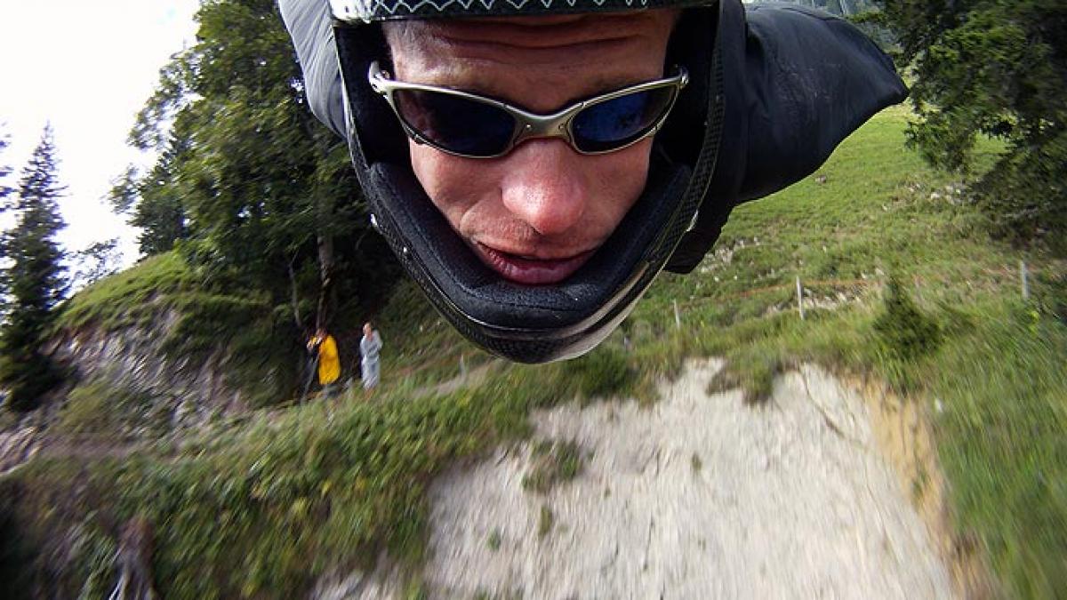 zburatorul jeb corliss la un pas de moarte vezi cum s a incheiat un salt de la 70 de m