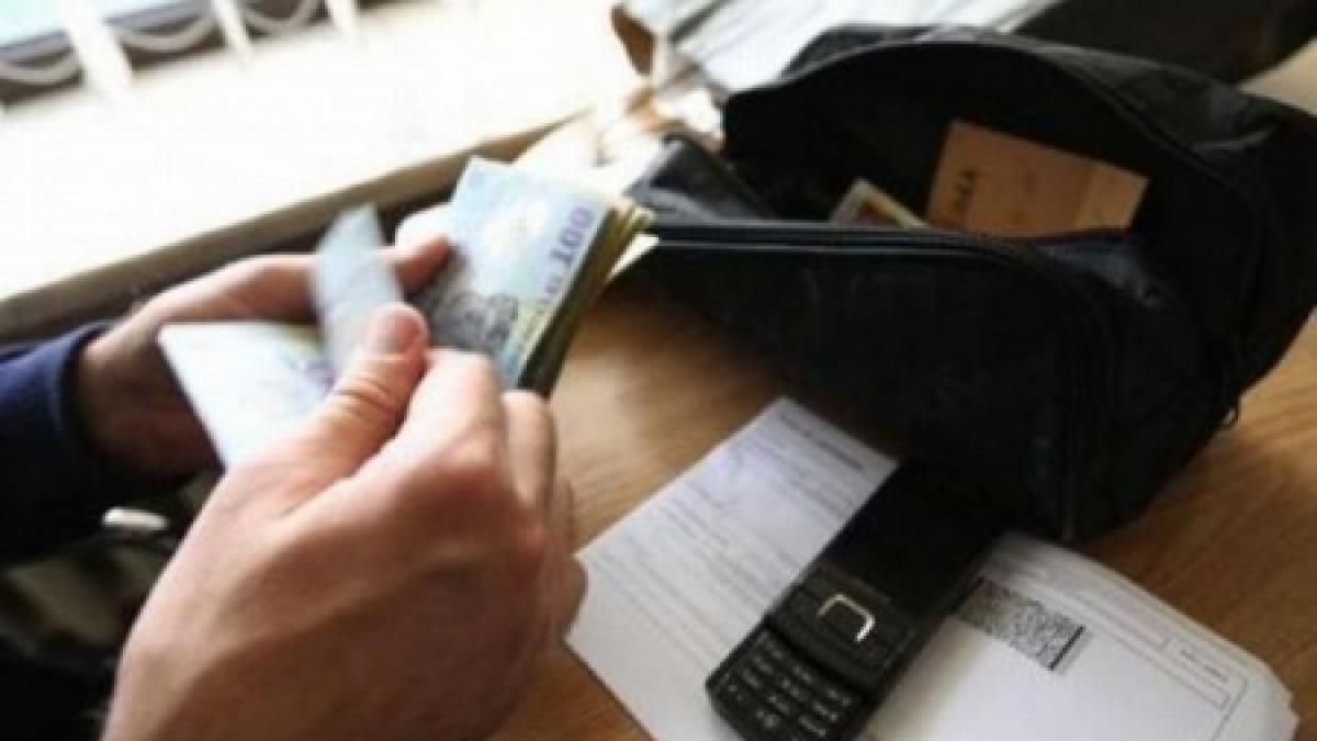 doi primari damboviteni cercetati de dna pentru luare de mita