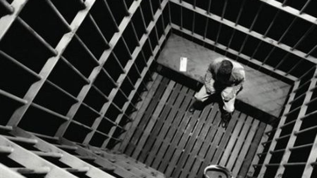 mai bine la inchisoare decat cu mama in casa povestea incredibila a unui roman din italia