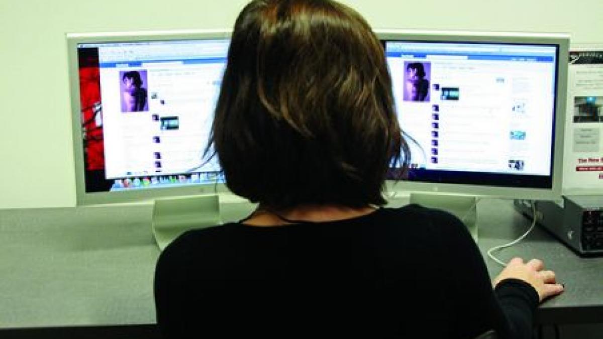 o femeie a inselat cu 12 000 euro doi barbati cunoscuti pe un site de socializare