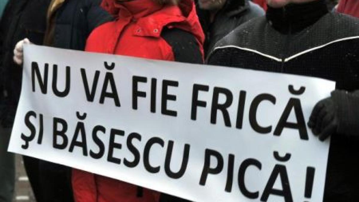 romanii nu renunta aproape 10 000 de oameni au iesit marti in strada 13 protestatari au fost