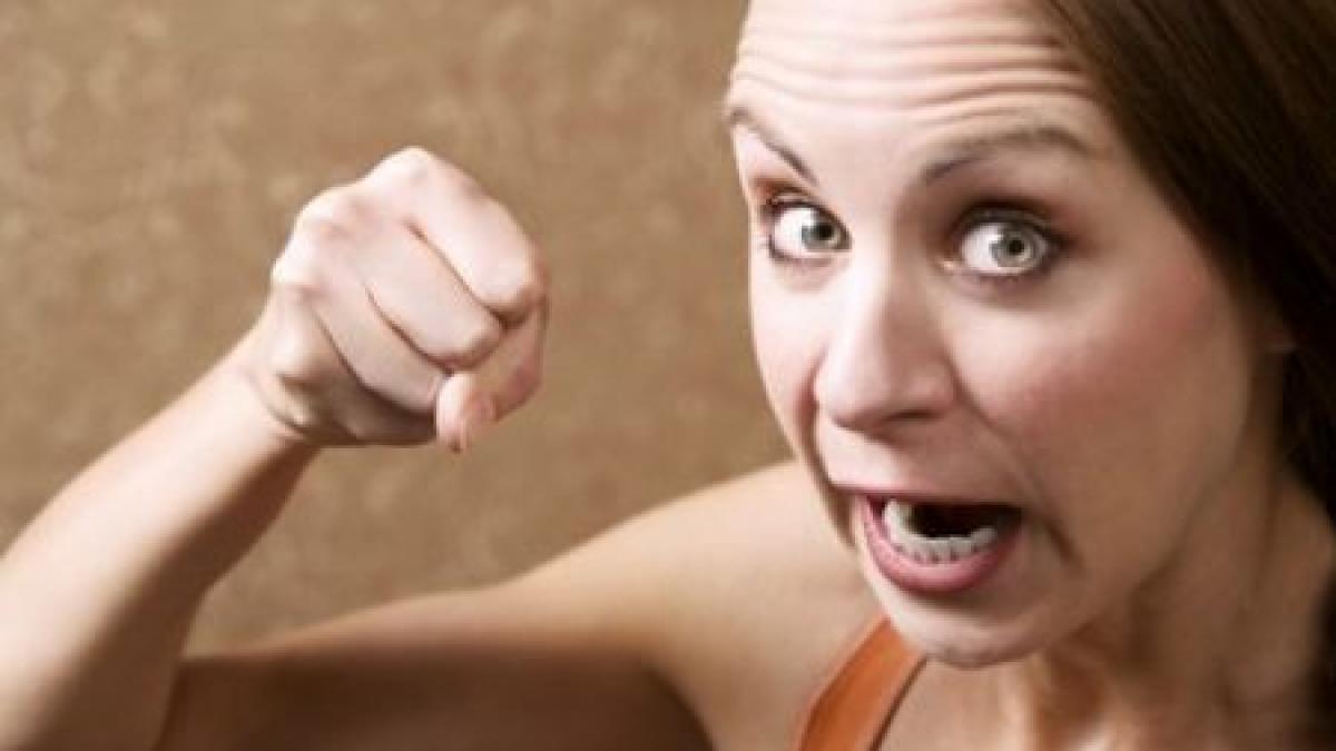 scosi in palme de la protest doua femei au apelat la metode violente ca sa si scoata apropiatii