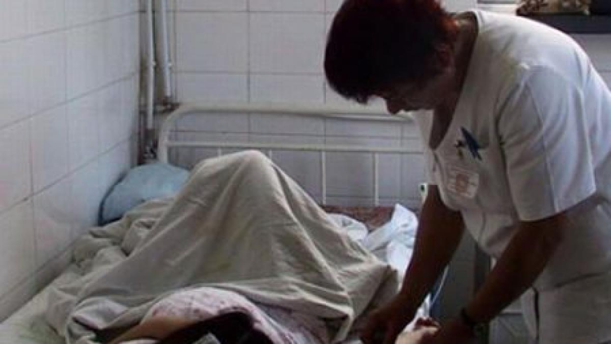 cat de nesigure sunt spitalele romanesti era sa fie strivit de o bucata din tavanul salonului