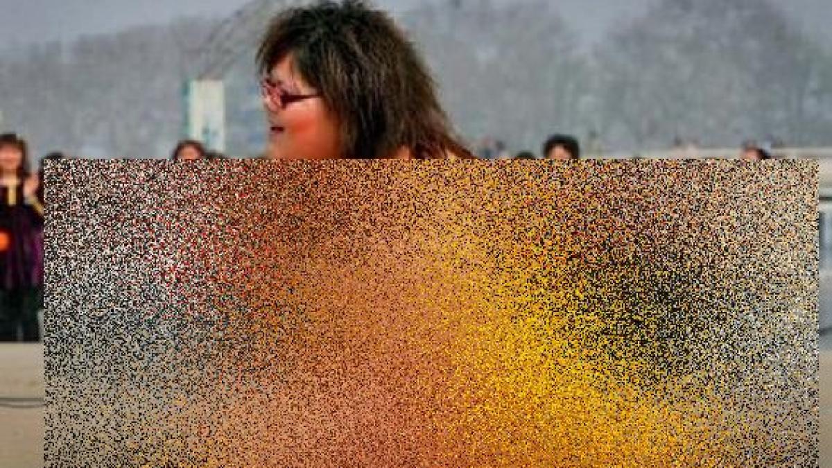 ce face grasuta in plina strada i a uimit pe toti din jurul ei oamenii s au adunat ca la urs