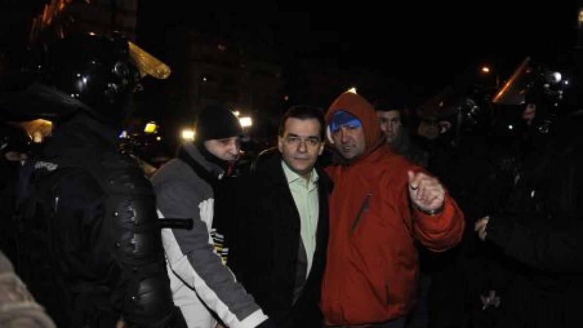 ludovic orban huiduit si bruscat din nou in piata universitatii