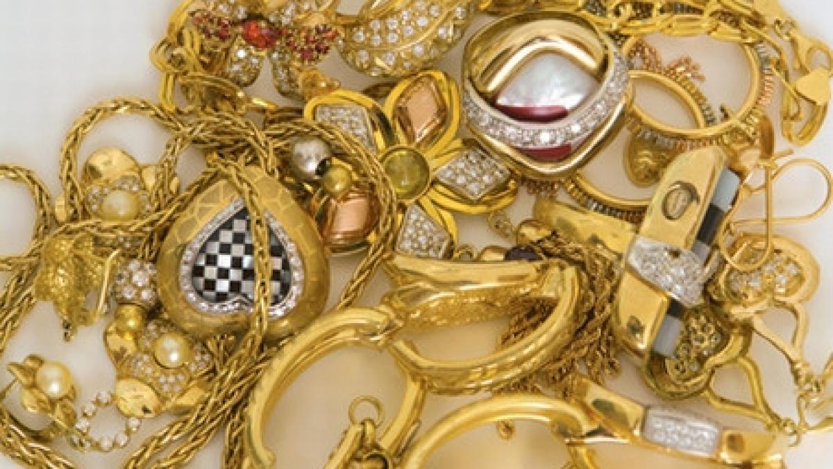 o fetita romanca de 10 ani a furat bijuterii de 50 000 de euro in franta