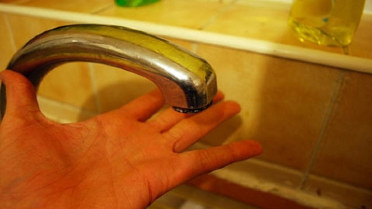 pericol de hepatita in resita zece scoli din oras au ramas fara apa