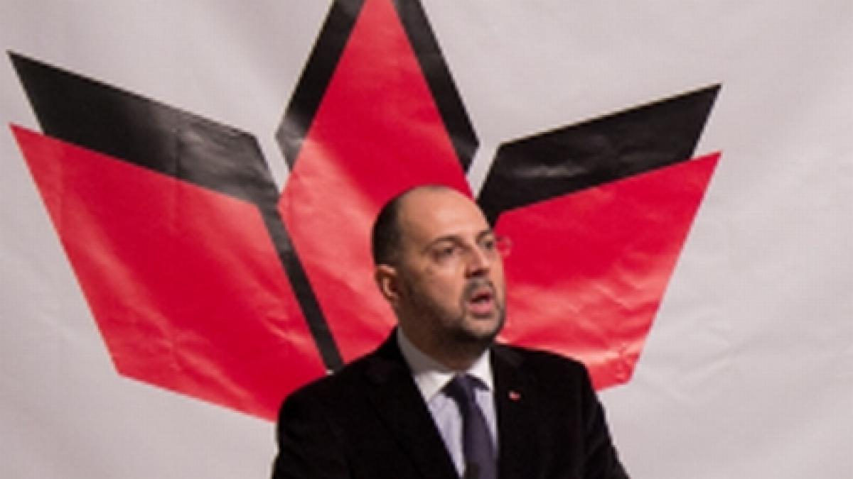 targu mures pancarta cu fotografia lui kelemen si o frunza de marijuana in locul siglei udmr