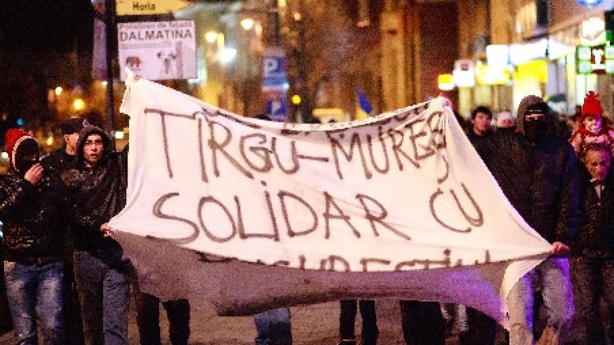 200 de protestatari cer demisia lui basescu la targu mures soferii claxoneaza si inconjoara zona