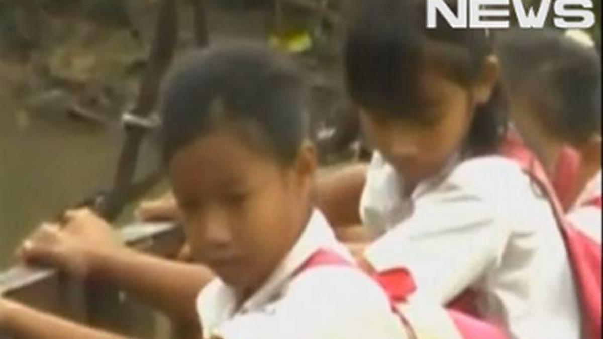 scolari obligati sa faca echilibristica pe un pod suspendat