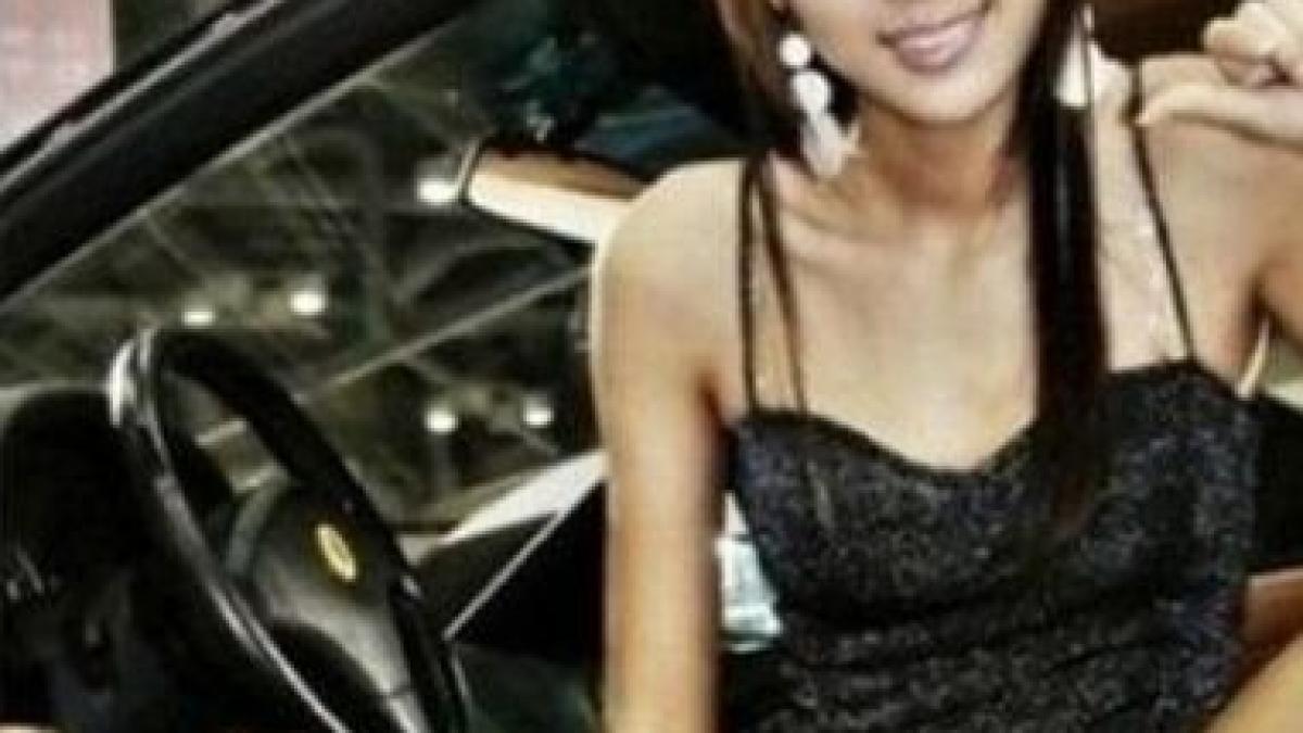 vezi ce s a putut admira la salonul auto si nu este vorba de masini merita sa te uiti de doua ori