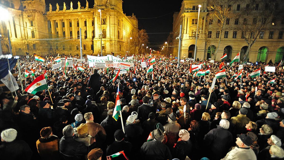 miting de aproape 100 000 de oameni in sprijinul premierului ungariei sustinere si din covasna si