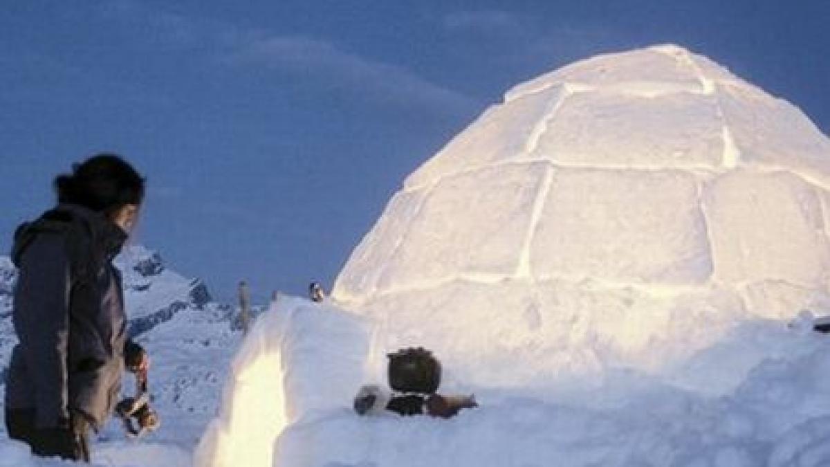 preotii au sfintit biserica de gheata de la balea lac