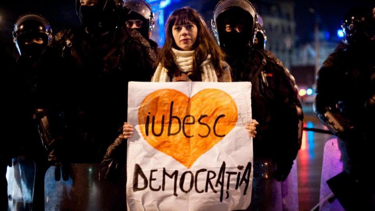 romania ridica te din genunchi cele mai tari pancarte din piata universitatii voteaza mesajul