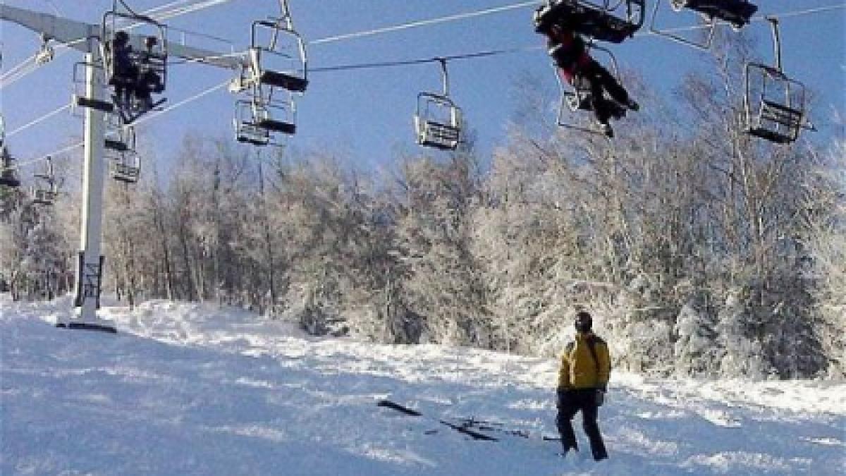 zeci de turisti veniti la schi in maramures au ramas in telescaun mai multe zeci de minute