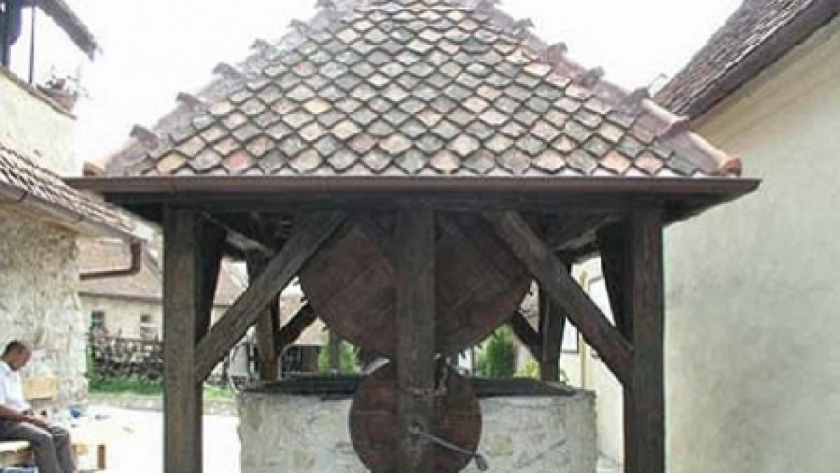 pompierii de la isu bacau intervin pentru scoatarea unui barbat dintr o fantana de 30 de metri