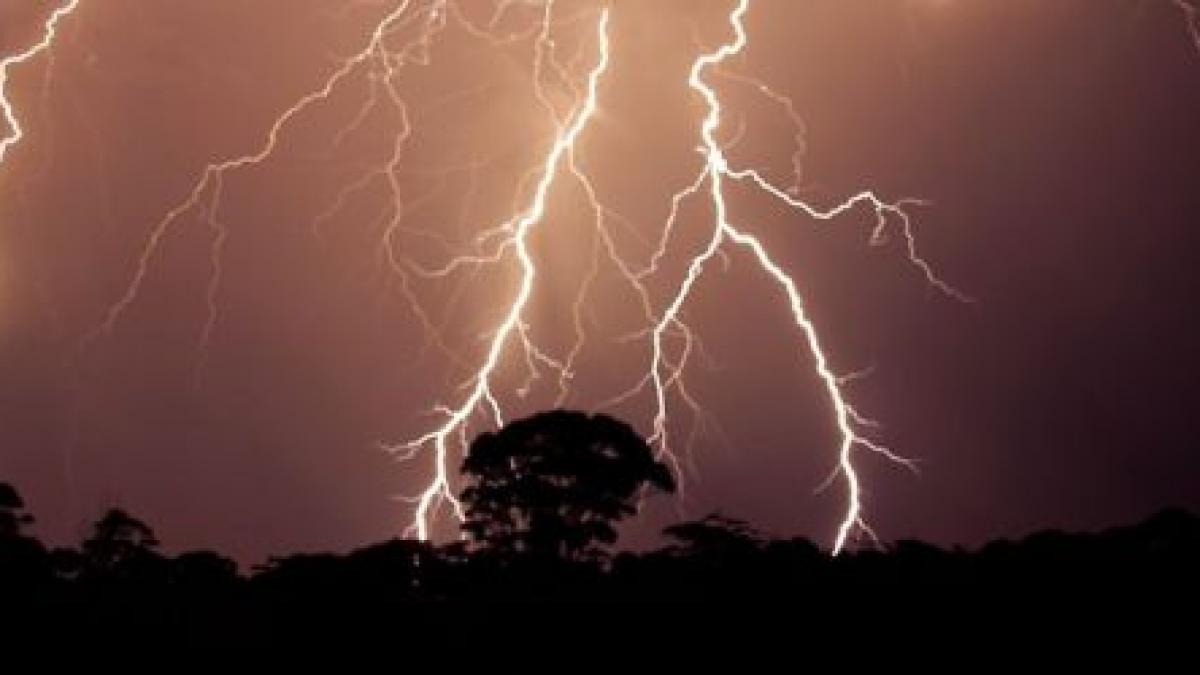 imagini incredibile s a filmat in timp ce a fost lovit de fulger