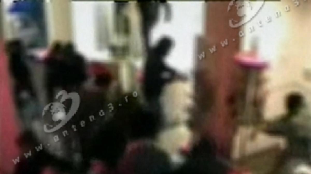 tinerii care au spart si jefuit un magazin din piata unirii in timpul protestelor prinsi de
