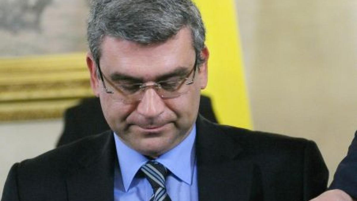 baconschi nu mi se pare normal ca am fost demis in timp ce eram in misiune in strainatate