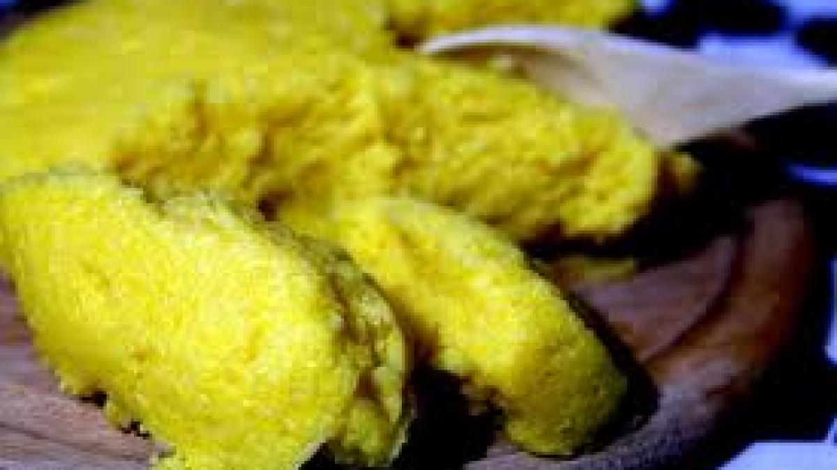 cu mamaliga si ceapa la protest un aradean vrea sa imparta astfel saracia cu politicienii