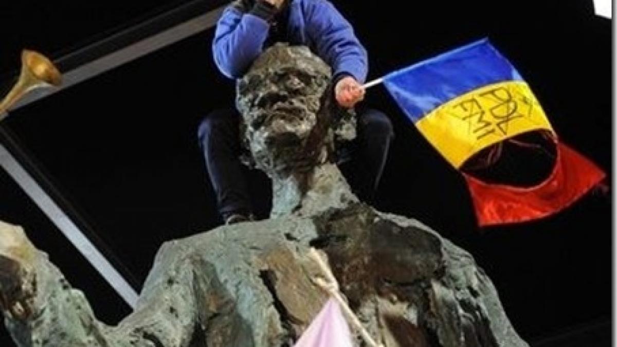 demiterea lui baconschi nu le a inchis gura oamenilor mii de oameni au continuat protestele in