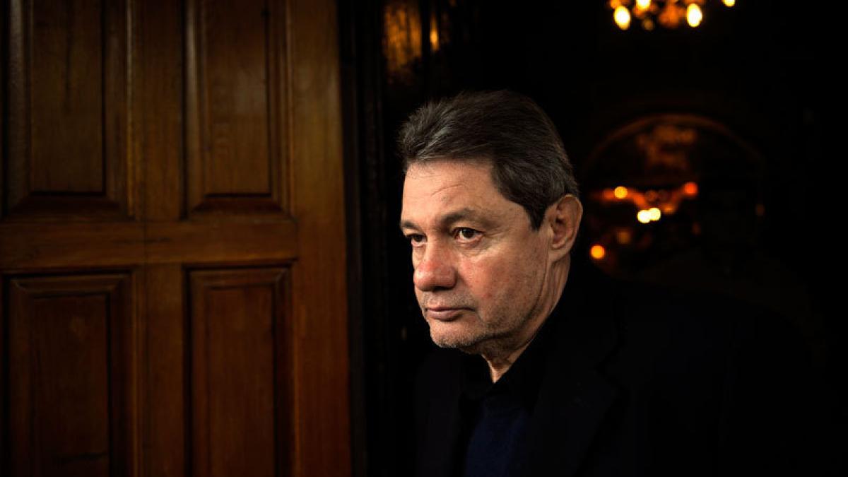 a murit pe scena emil hossu actorul care si a dedicat viata filmului si teatrului romanesc