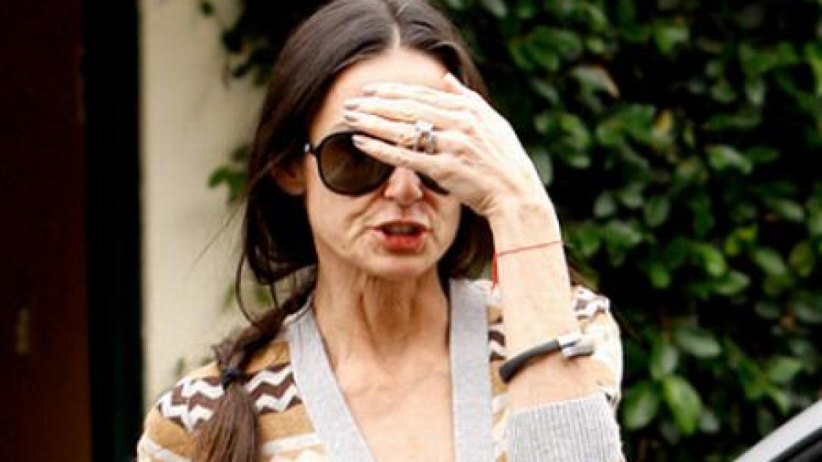 demi moore s a refugiat in droguri actrita luata cu ambulanta din locuinta sa din los angeles