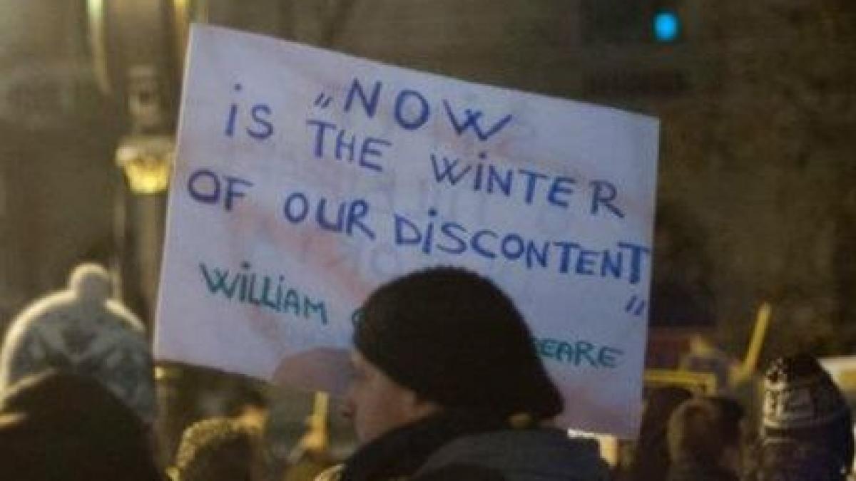 sa mai zica cineva ca romanii sunt inculti ciumpalaci si viermi mesaje inteligente la protestele