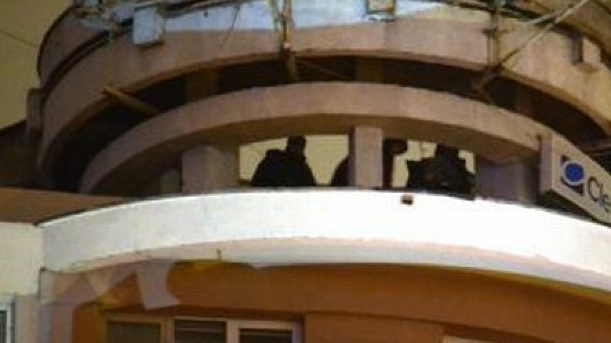 mai ceva ca pe vremea securitatii protestatarii din piata universitatii fotografiati om cu om de