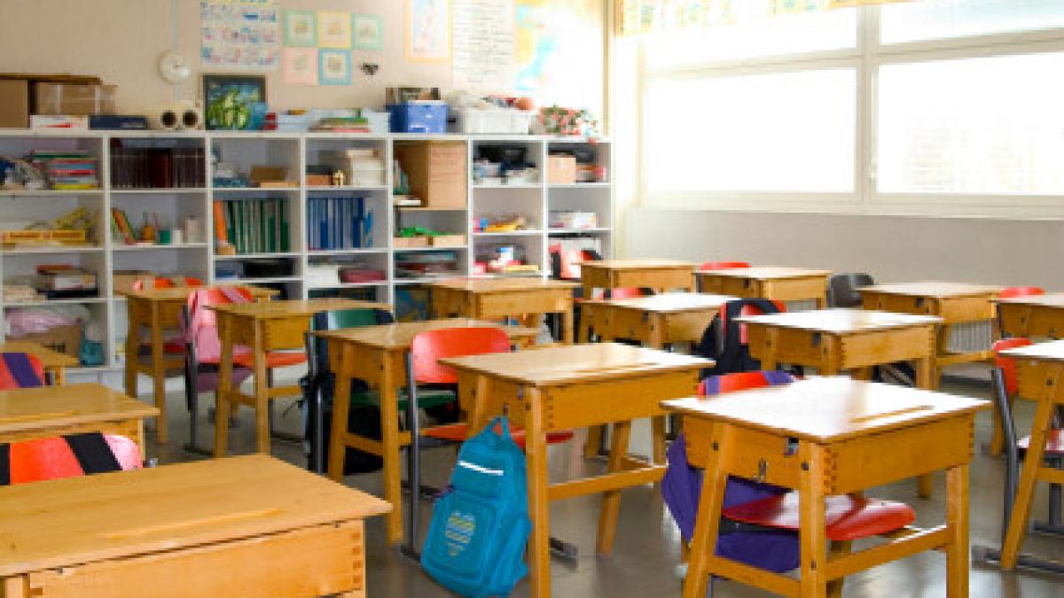 ninsoarea ii tine pe elevi acasa 718 de scoli din 22 judete au fost inchise din cauza viscolului