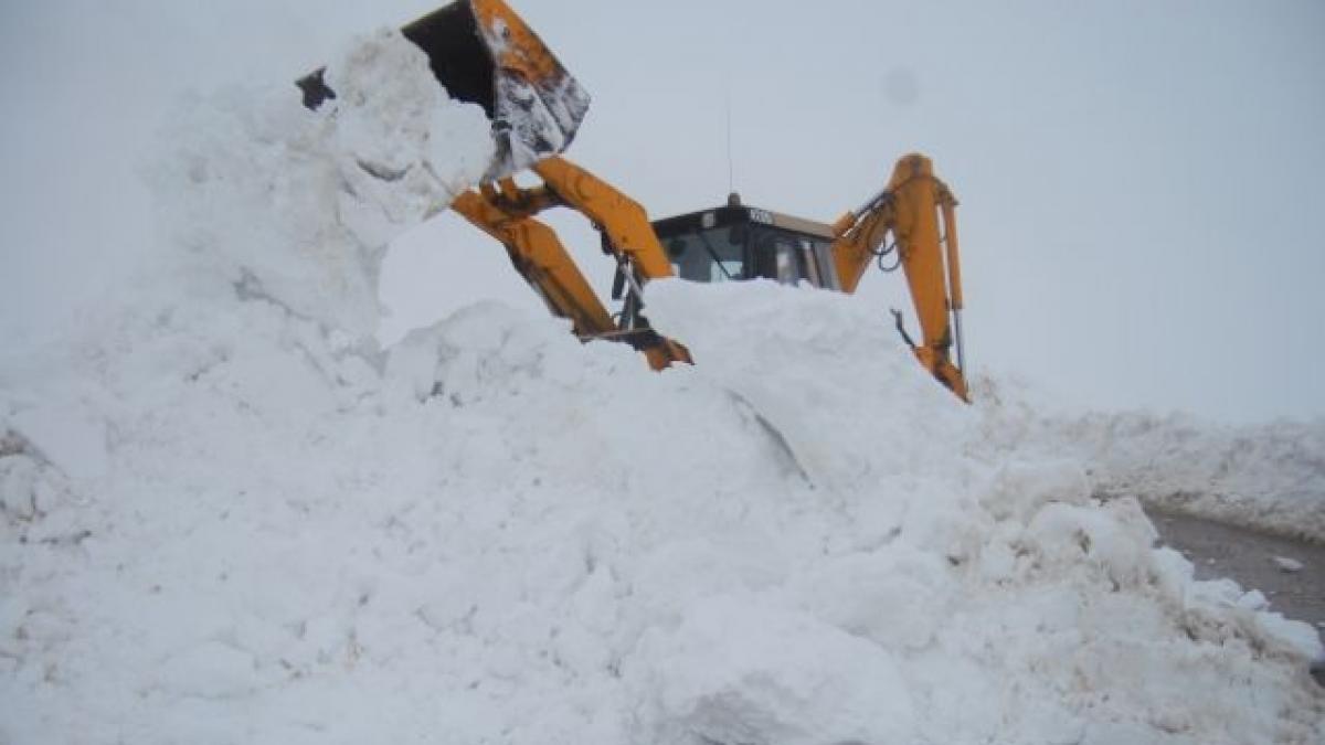 romania paralizata de ninsoare bilantul oficial al prapadului provocat de zapada si viscol