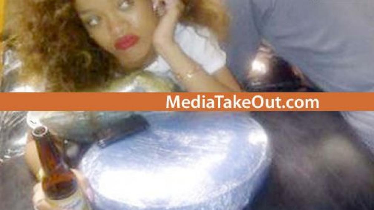 un barbat se lupta sa o satisfaca dar uite ce fata face rihanna in timpul partidei vezi foto