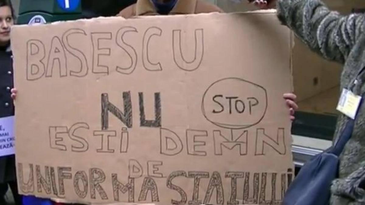 basescu nu esti demn de uniforma statului romanii din bruxelles au iesit in strada vezi imagini de