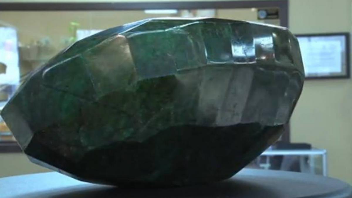 cel mai mare smarald din lume este scos la licitatie