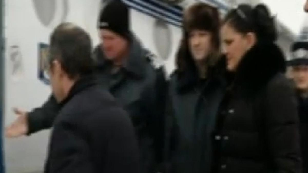 emil boc zelos se plimba deasupra zonelor inzapezite cu un elicopter al mai