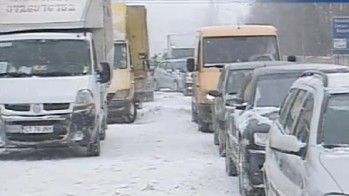 peste 1 000 de autovehicule blocate in nameti multe drumuri nationale si judetene inca inchise