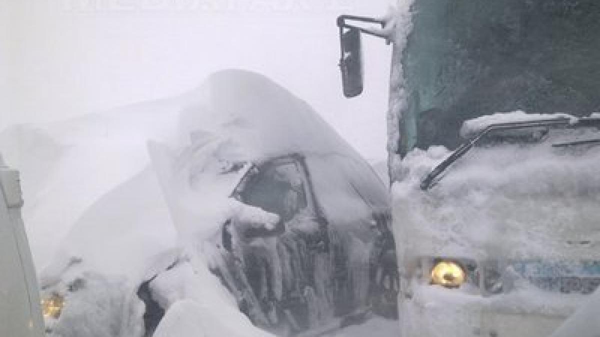 premierul a mers pe centura capitalei le a dat ceai cald oamenilor blocati si a stat de vorba cu ei