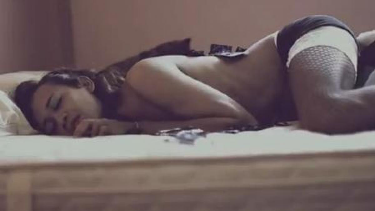 vei fi inselat de aceasta fotografie vezi videoclipul we found love in varianta thailandeza