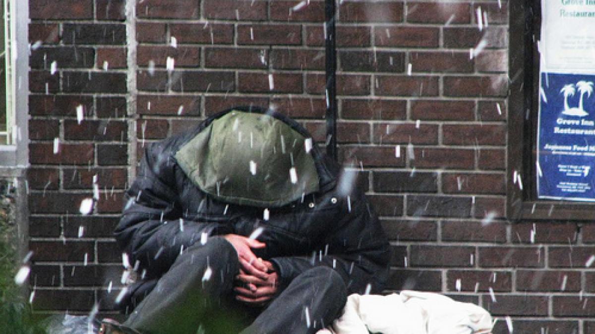 emotionant mai multi copii au impartit ceaiuri si sandvisuri calde persoanelor fara adapost din