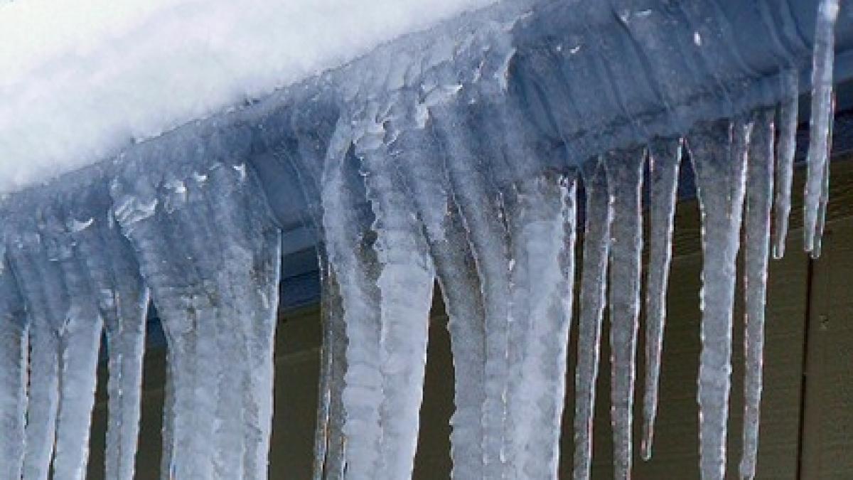 iarna este plina de pericole mare atentie la turturii uriasi de pe acoperisuri