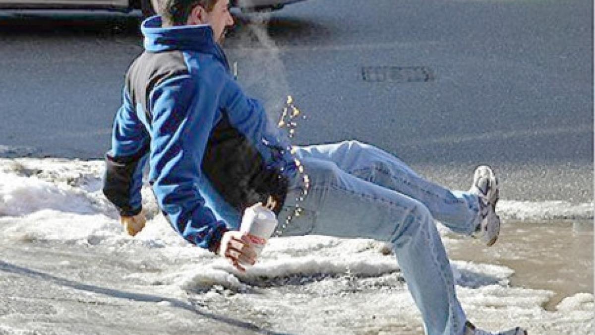 strazile s au transformat in patinoare zeci de oameni au cazut pe gheata