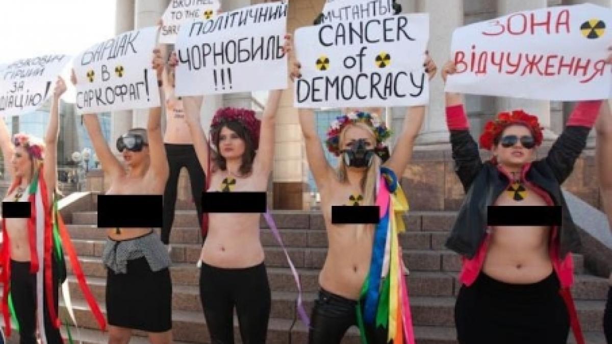 un nou protest topless al miscarii femen fata de gangsterii de la davos
